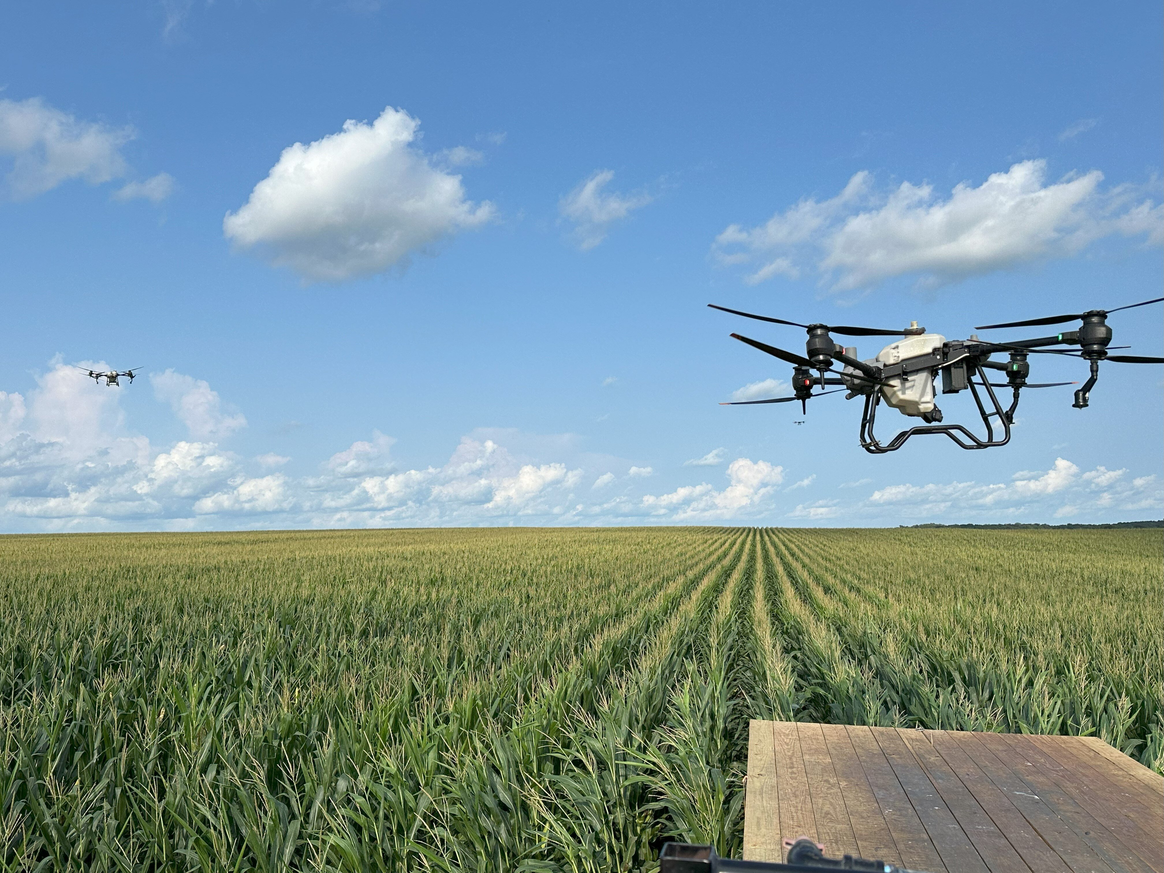 drone-spraying-spreading-field